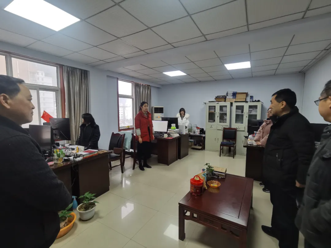 鼓干劲 暖人心——文县检察院党组节后慰问全体干警