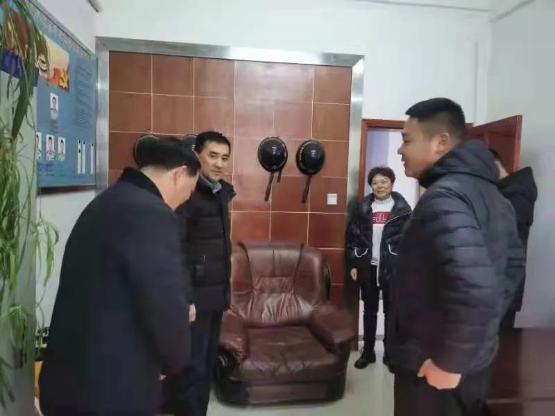 鼓干劲 暖人心——文县检察院党组节后慰问全体干警