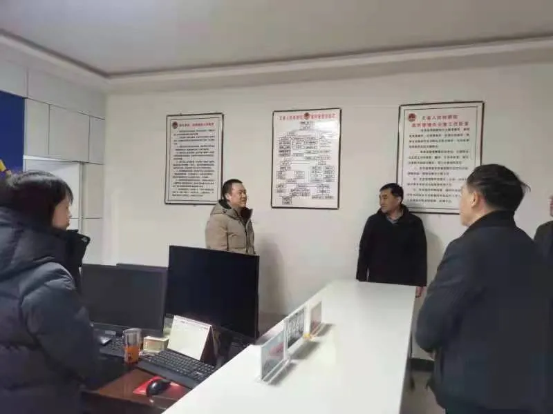鼓干劲 暖人心——文县检察院党组节后慰问全体干警